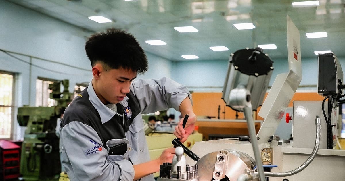 Hà Nội đề xuất hỗ trợ 50% học phí học nghề, kéo học sinh sau THPT vào trung cấp, cao đẳng