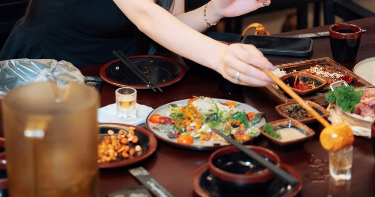 Vì sao uống rượu khi đói sẽ làm nồng độ cồn trong máu tăng vọt?