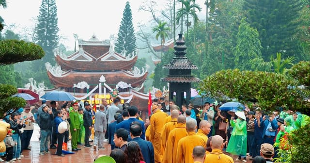 Đông đảo nhân dân, du khách tham dự khai hội chùa Hương 2026 dưới mưa xuân