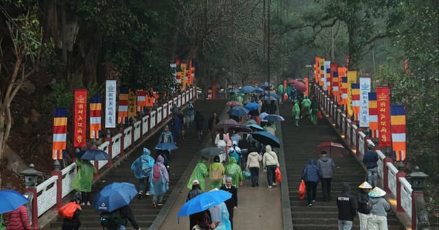 Hôm nay khai Hội chùa Hương 2026: Dòng người rộn ràng đến dự lễ từ sáng sớm