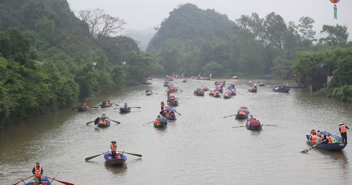 Chở khách sai quy định, 2 lái đò tại chùa Hương bị đình chỉ