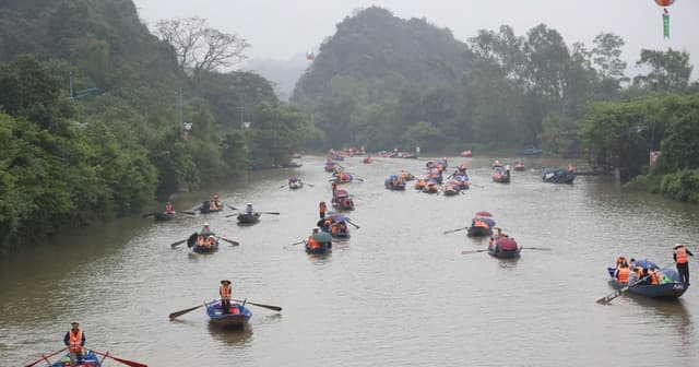 Chở khách sai quy định, 2 lái đò tại chùa Hương bị đình chỉ