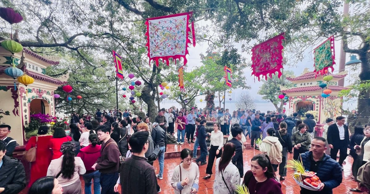 Mùng 9 Tết, Phủ Tây Hồ vẫn đông người đi lễ nhưng thông thoáng hơn những ngày cao điểm