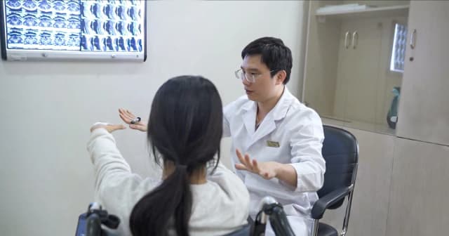 Bác sĩ Vinmec 'hồi sinh' đôi chân cho bé gái liệt hoàn toàn