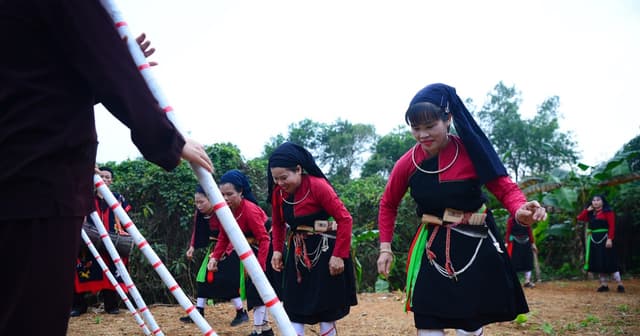 Trang nghiêm lễ xuống đồng, rộn ràng hội xuân Cao Lan