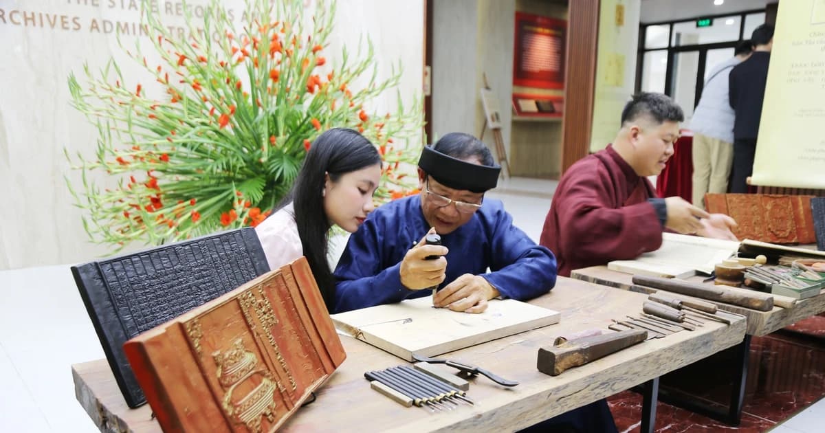 Học sinh hào hứng in dập mộc bản dịp Tết Nguyên tiêu