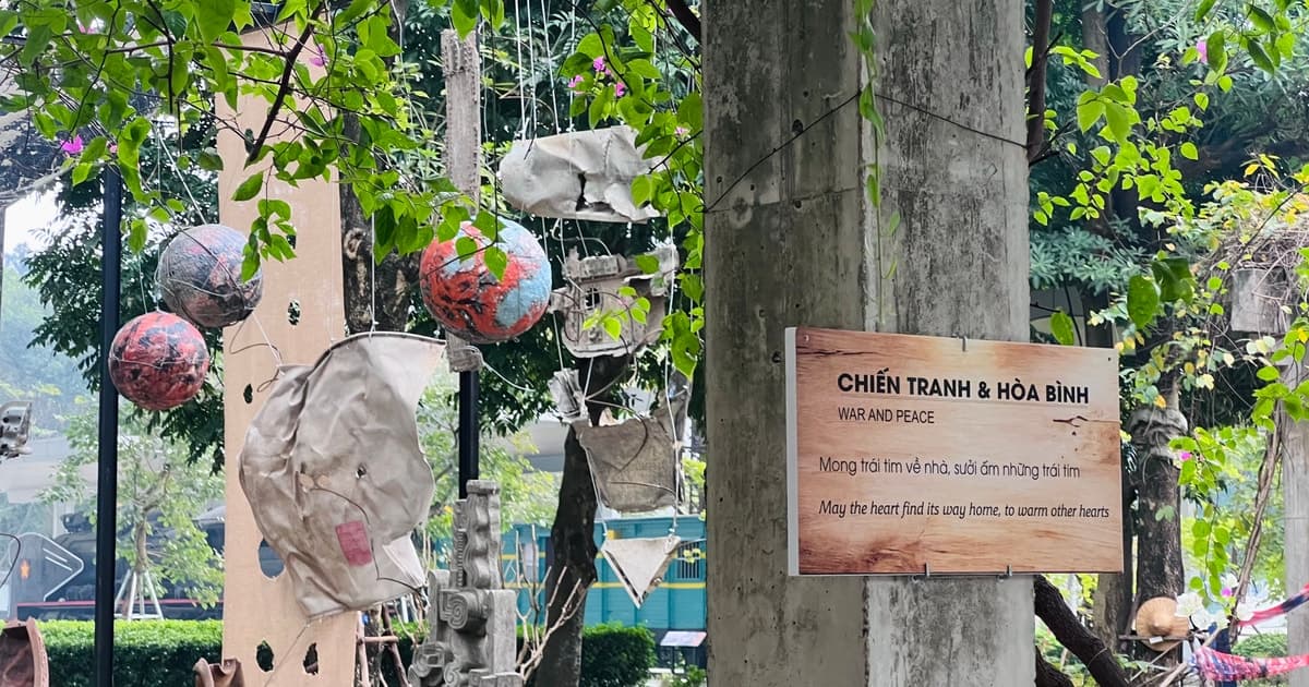 Xác máy bay và vỏ bom "hoá" không gian nghệ thuật độc đáo