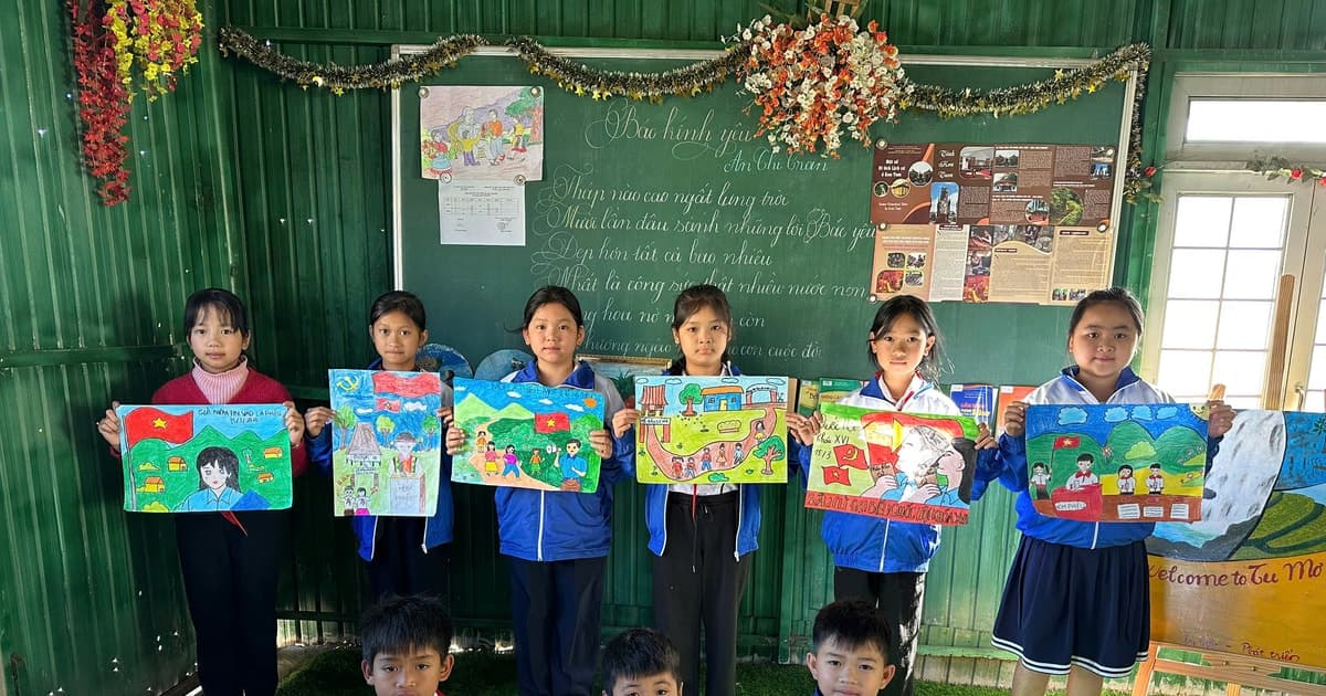 Quảng Ngãi: Hàng trăm học sinh vùng cao vẽ tranh hướng về ngày hội non sông