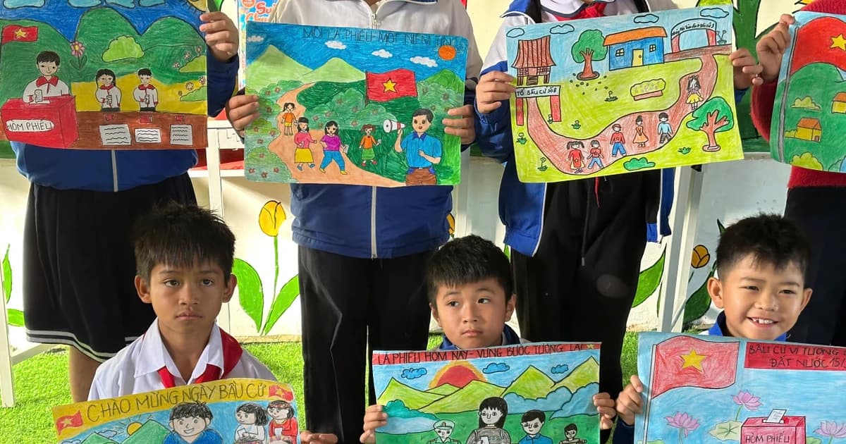 Học sinh Xơ Đăng vẽ tranh hướng về ngày hội bầu cử