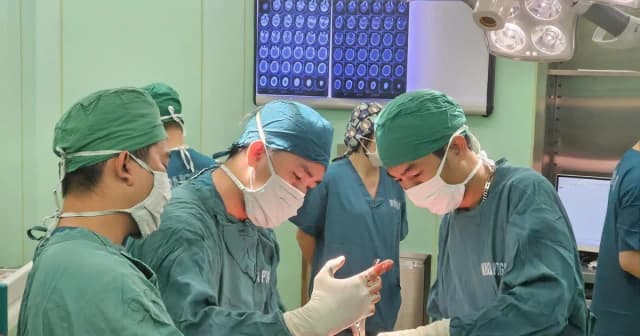 Phối hợp bệnh viện tuyến trên, liên tiếp phẫu thuật thành công hai ca bệnh nặng