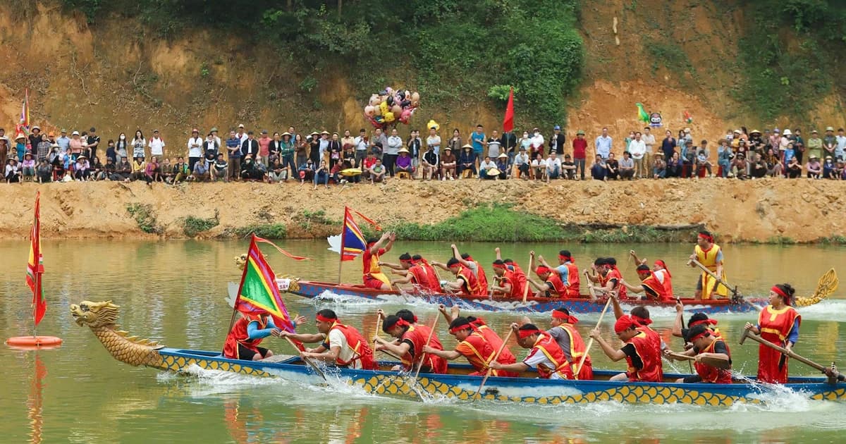 Kịch tính đua thuyền rồng tại Lễ hội hoa gạo ở Nghệ An