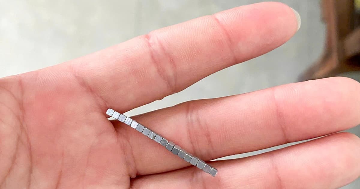 Bé trai 5 tuổi thủng ruột vì nuốt nam châm