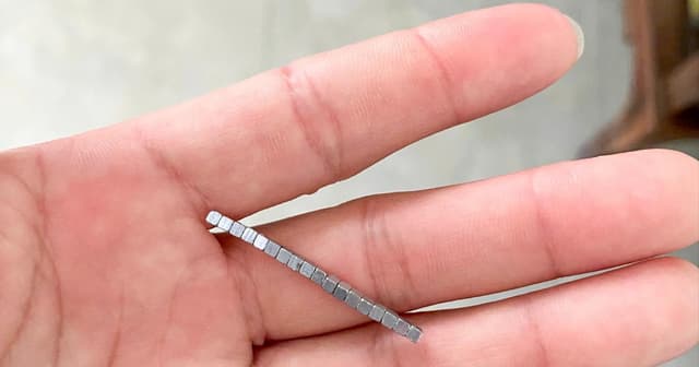 Bé trai 5 tuổi thủng ruột vì nuốt nam châm