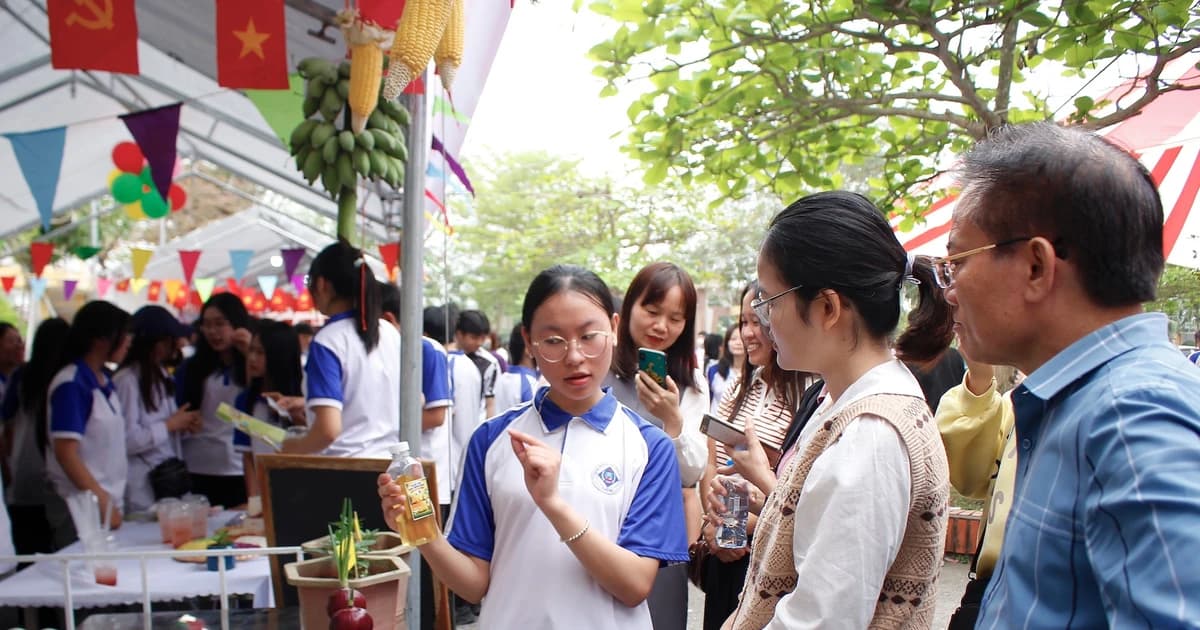Sôi nổi hoạt động trải nghiệm STEM 'Sắc màu cuộc sống'