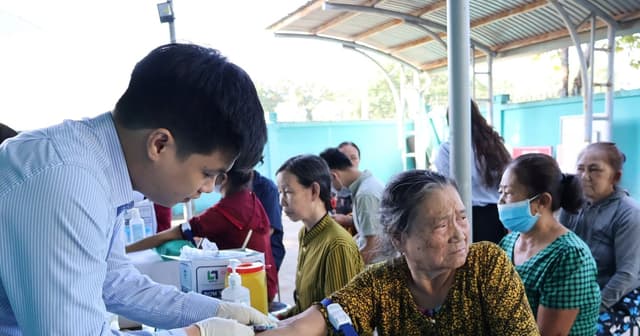 Đề xuất khám sức khỏe miễn phí cho người nghèo, bệnh mạn tính, miễn phí cơ bản toàn dân