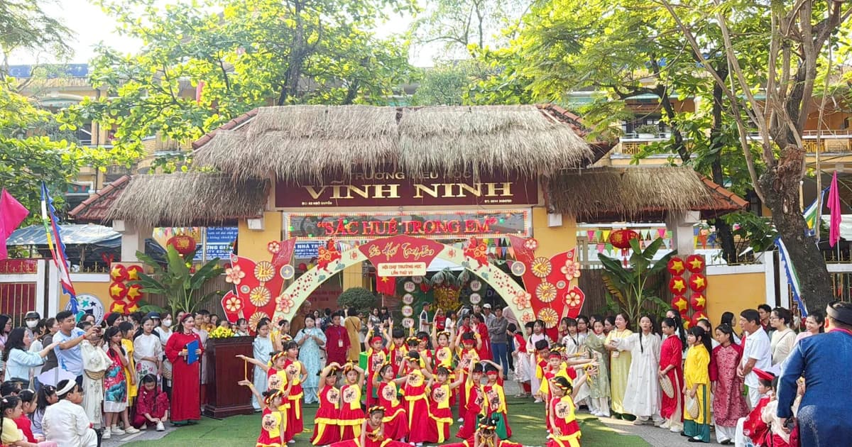 Rộn ràng 'Hội chợ trường học' đậm sắc màu Cố đô tại TP Huế