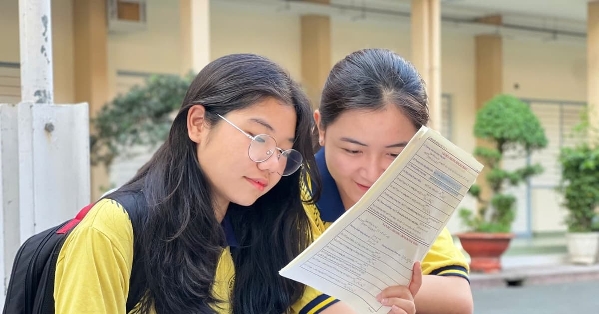 Học sinh lớp 9 ồ ạt 'dồn toa' vào công lập, địa phương căng mình xoay xở