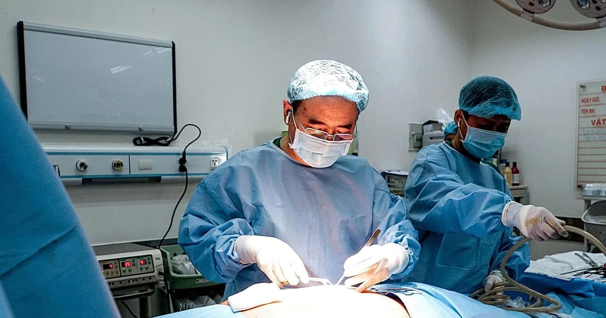 Giải cứu cụ bà 90 tuổi bị gần 2kg phủ tạng tràn lên lồng ngực