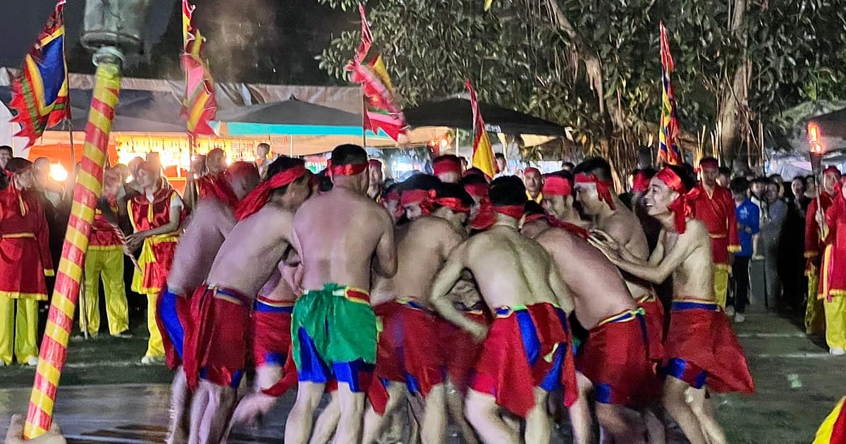 Xem trai làng cướp cầu giữa đêm hội Diềm ở Bắc Ninh