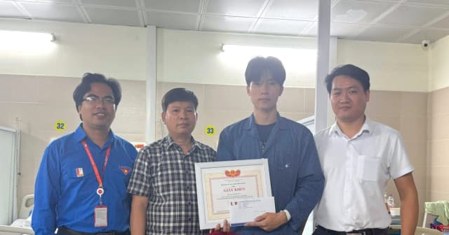 Khen thưởng nam sinh Đại học Bách khoa dũng cảm lao vào đám cháy cứu 7 người