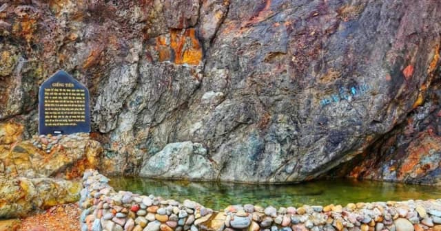 Gia Lai: Nữ ca sĩ Juky San mặc bikini ngâm mình trong Giếng Tiên gây phẫn nộ