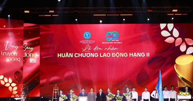 Trường Đại học Luật TP Hồ Chí Minh đón nhận Huân chương Lao động hạng Nhì