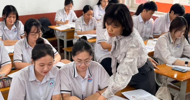 Học sinh tiểu học trải nghiệm chữa cháy