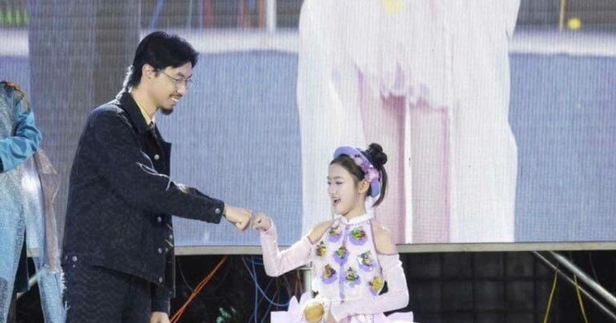 Phan Thị Minh Châu xúc động nhận danh hiệu “Nữ ca sĩ nhí được yêu thích nhất” từ Rapper Đen