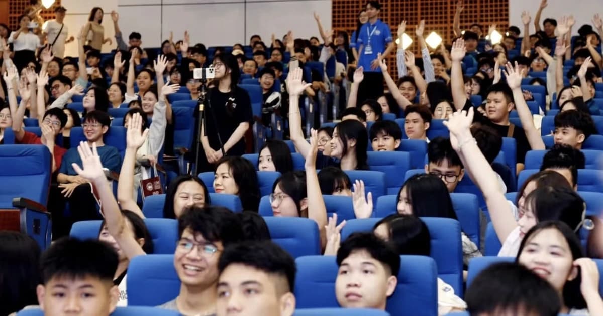 Nhiều thắc mắc được giải đáp tại 'một ngày là sinh viên Kinh tế Quốc dân'