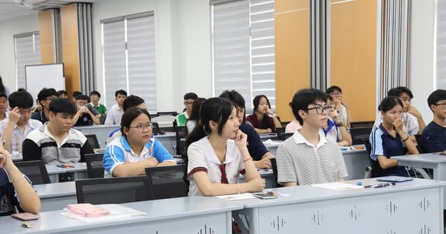 Bất thường chấm thi tốt nghiệp THPT: Học sinh chuyên Văn chật vật mức 8, nơi lại cho 'mưa' điểm 9 và 9,5