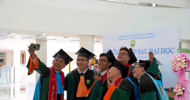 Gần 1.000 chuyên gia y tế chất lượng cao ở TPHCM nhận bằng tốt nghiệp