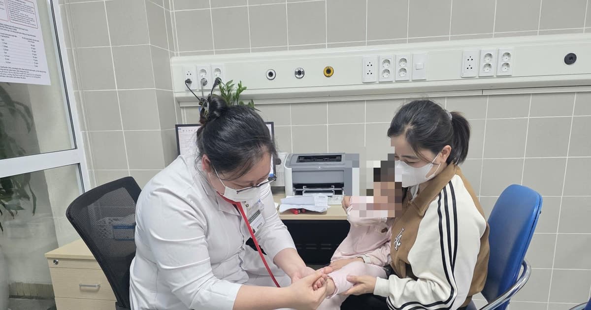 Bác sĩ chỉ rõ dấu hiệu chuyển nặng ở trẻ mắc bệnh tay chân miệng