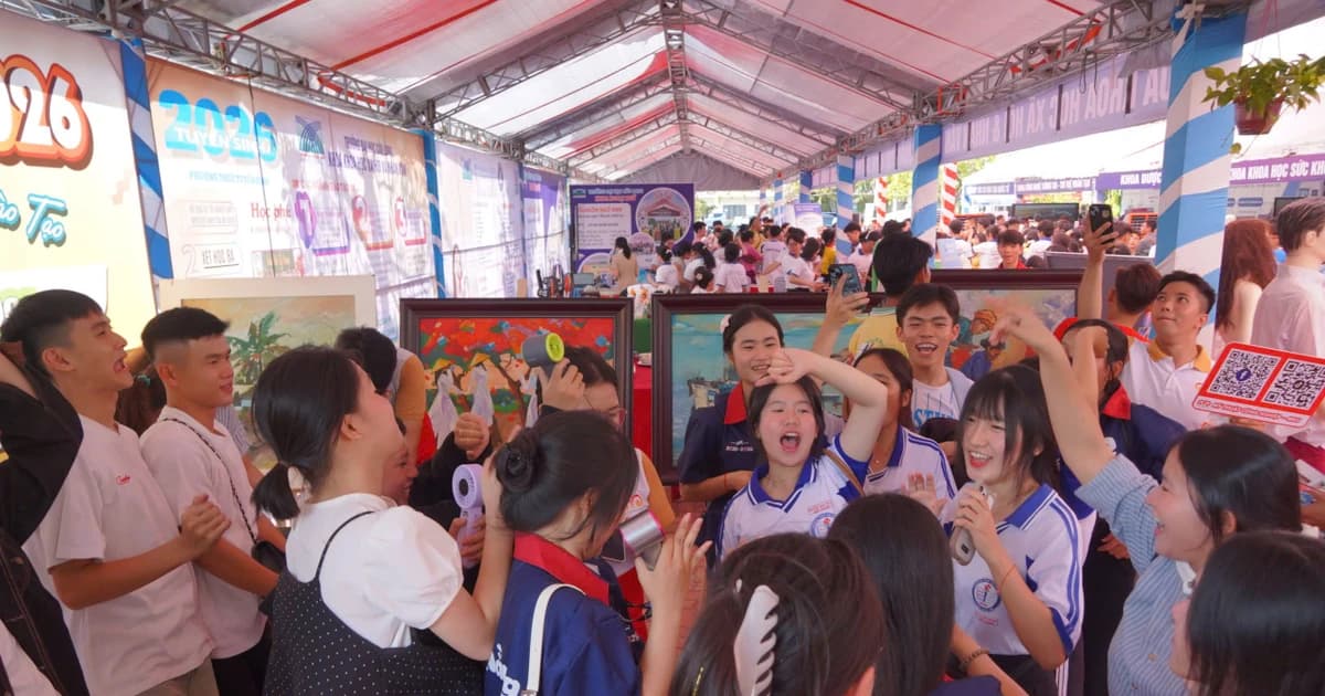 Báo GD&TĐ tổ chức hướng nghiệp trực tiếp, trực tuyến cho hàng nghìn HS Vĩnh Long