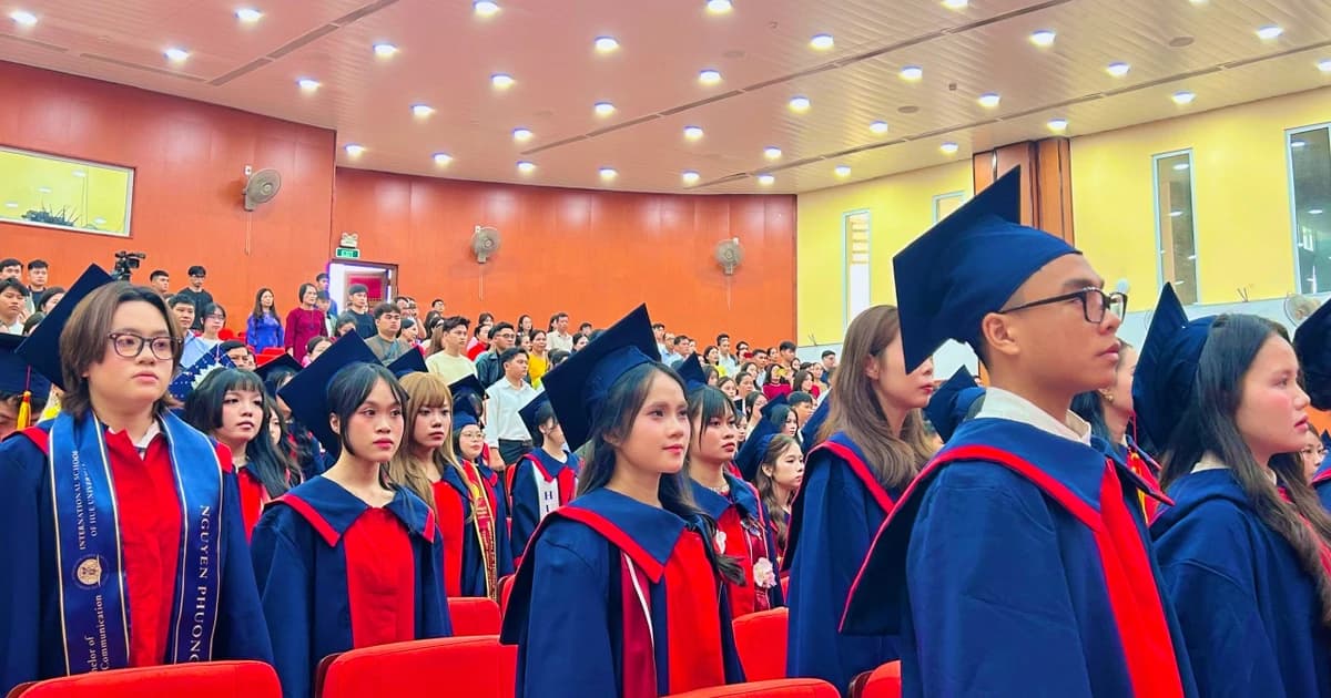 Trao bằng Cử nhân Khoa Quốc tế - Đại học Huế