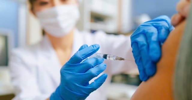 Người dân 'ngợp' giữa 'rừng' vắc-xin để rồi chật vật phân biệt tư vấn y khoa hay chiêu bán hàng thương mại