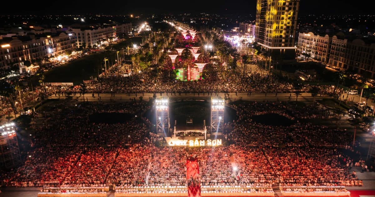 Hàng vạn du khách đổ về Sầm Sơn trong đêm khai hội