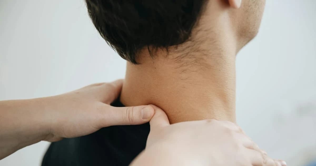 'Hội chứng cổ rùa' trẻ hóa: Hệ lụy từ thói quen xấu
