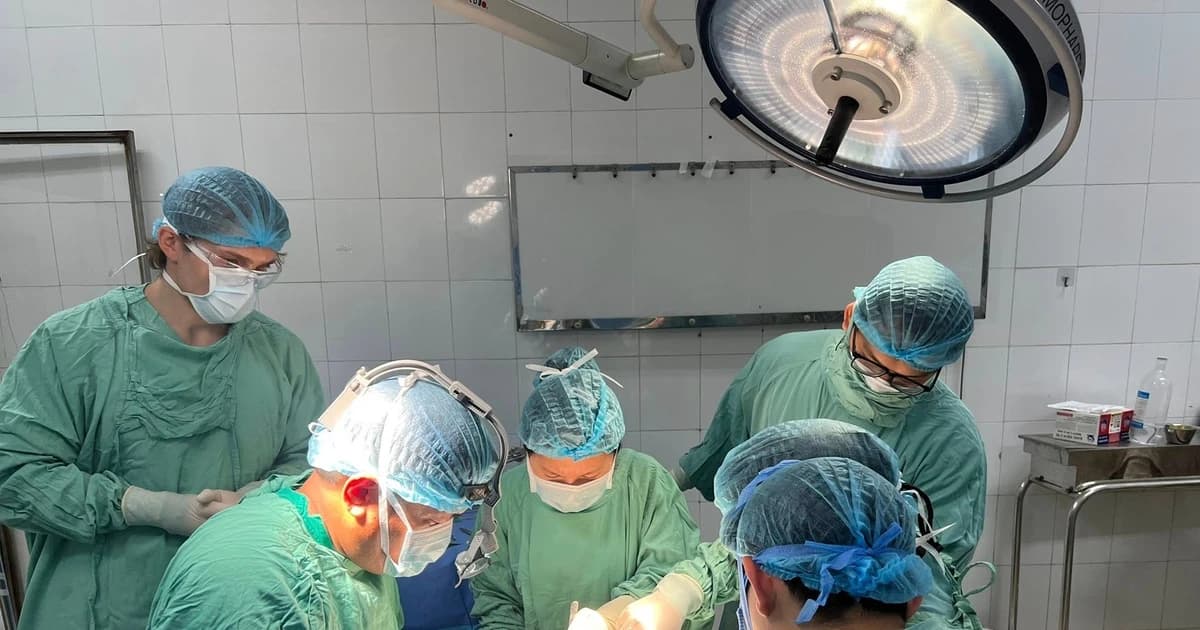 Nối thành công bàn chân bị đứt lìa do máy cắt cỏ