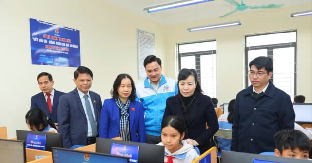 Bắc Ninh trao 100 máy tính từ công trình 'Kết nối số - Nâng bước em tới trường'
