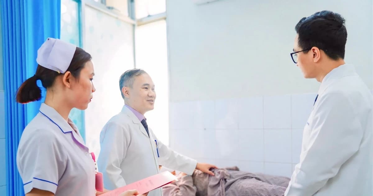 Cấp cứu thành công bé trai 14 tuổi bị xoắn tinh hoàn suốt 7h