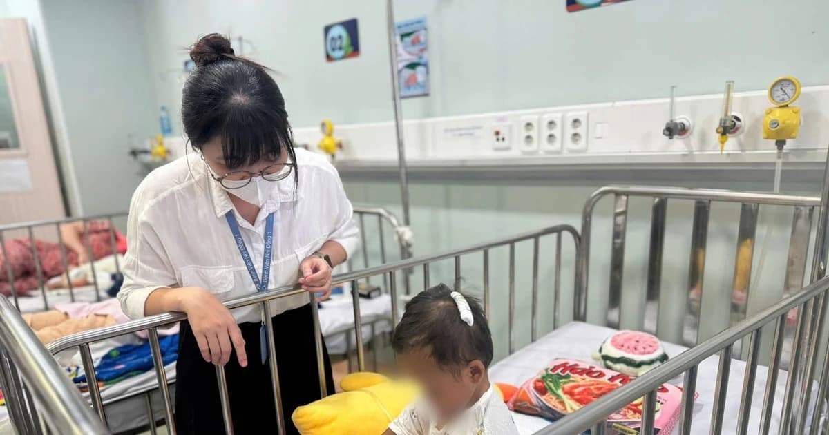 Thứ trưởng Bộ Y tế thăm bé 2 tuổi bị bạo hành, đề xuất ‘báo động đỏ’