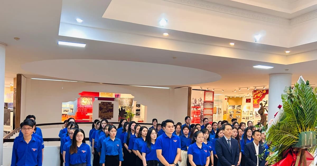 Gần 200 sinh viên tiêu biểu Trường ĐH Ngoại ngữ Huế dâng hương, báo công Bác