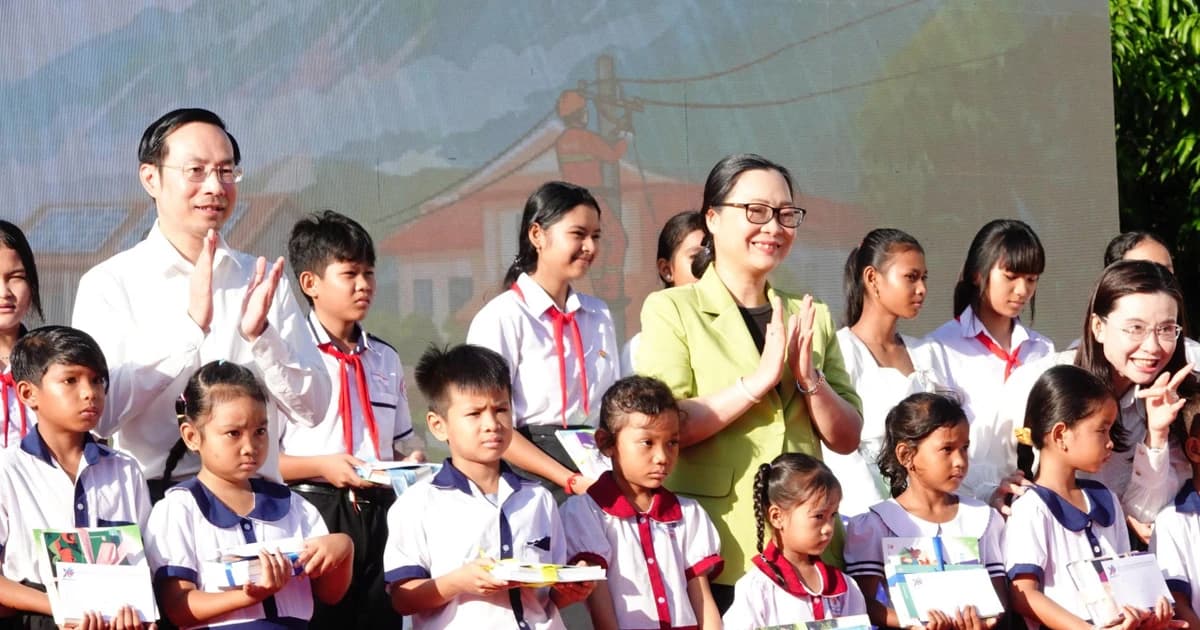 Thứ trưởng Nguyễn Thị Quyên Thanh động viên thí sinh TP Cần Thơ