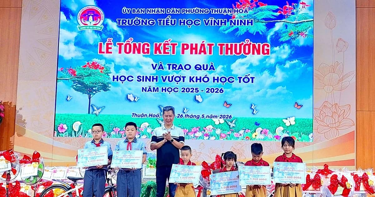 Trao gần 200 triệu đồng khen thưởng và hỗ trợ học sinh vượt khó tại TP Huế