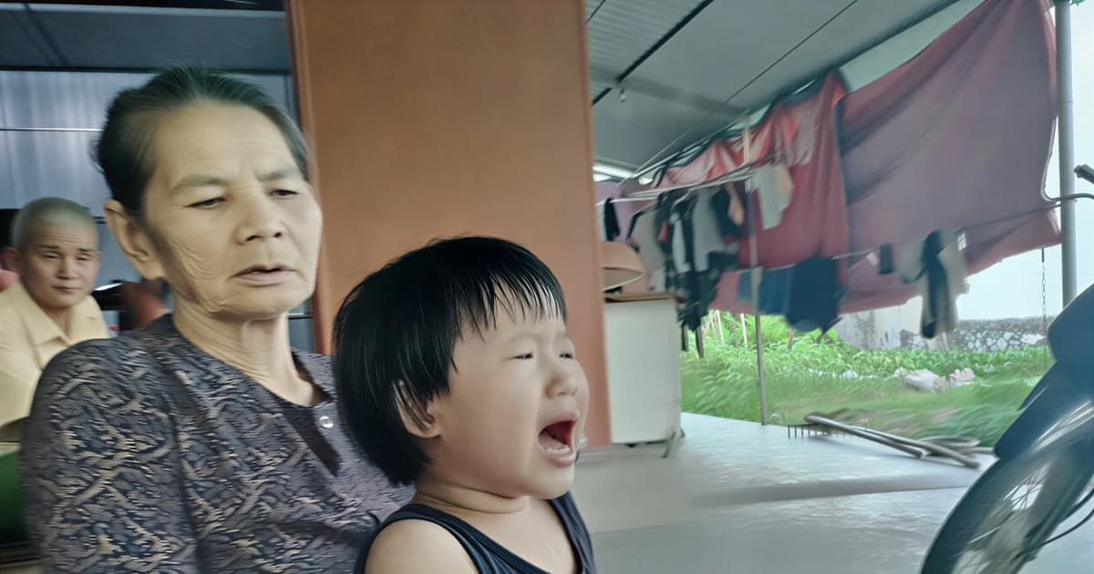 Nước mắt đắng cay của cô bé 5 tuổi mồ côi cha, mẹ bỏ rơi