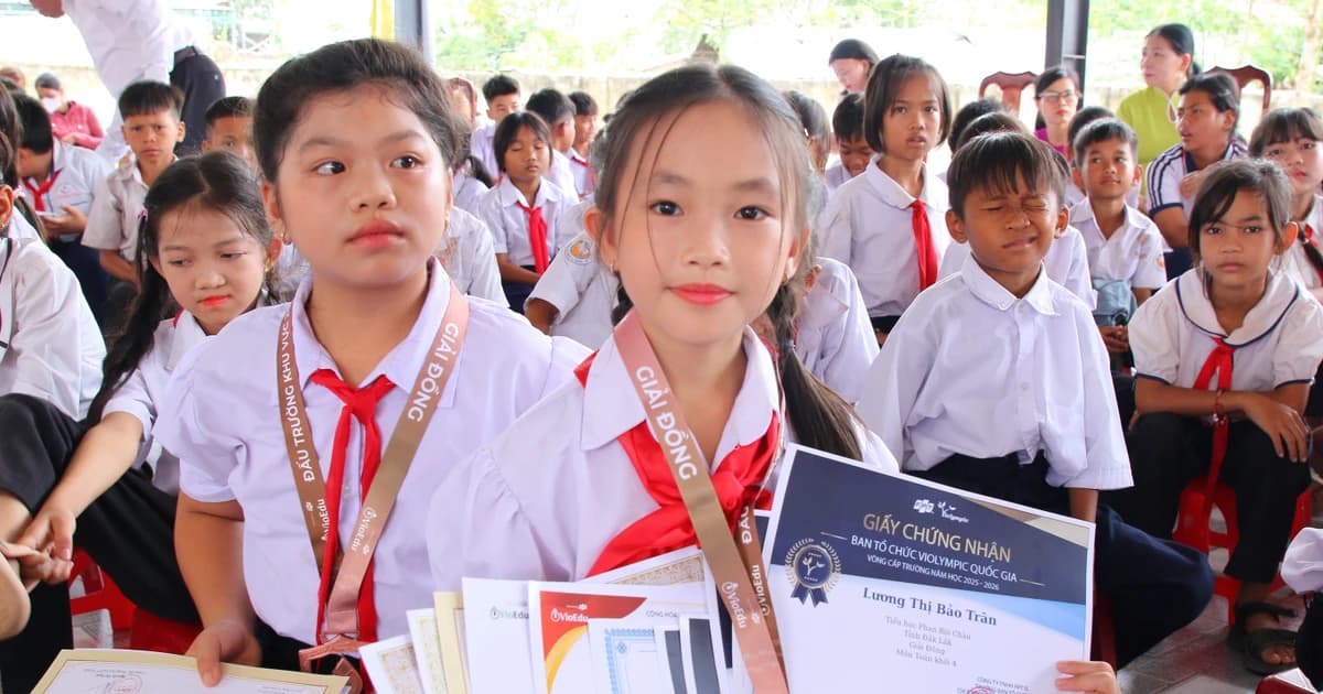 Vừa trông em, cô học trò lớp 4 người Thái vẫn giành 12 giải thưởng