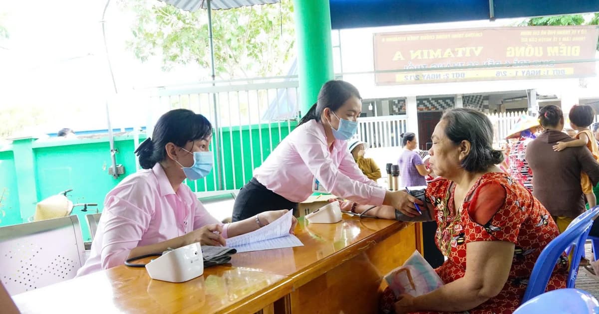Khám sức khỏe định kỳ miễn phí cho học sinh và người dân TPHCM