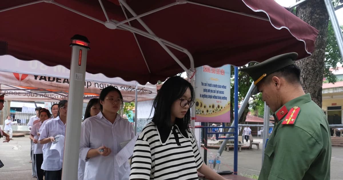 'Cửa từ' nhắc thí sinh không mang điện thoại, tài liệu vào phòng thi