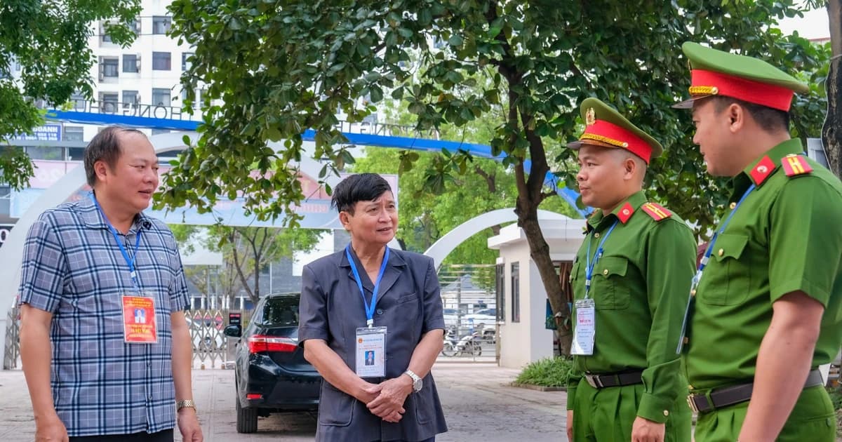 Giám đốc Sở GD&ĐT Bắc Ninh động viên thí sinh trước giờ thi