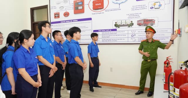 Học sinh TP Huế tham gia trải nghiệm thực tế mô hình chữa cháy giả định